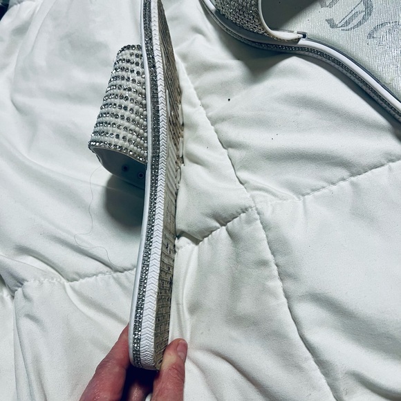 Juicy Couture Silver Sandals with Wide Strap and Open-Toe Design - Picture 2 of 4